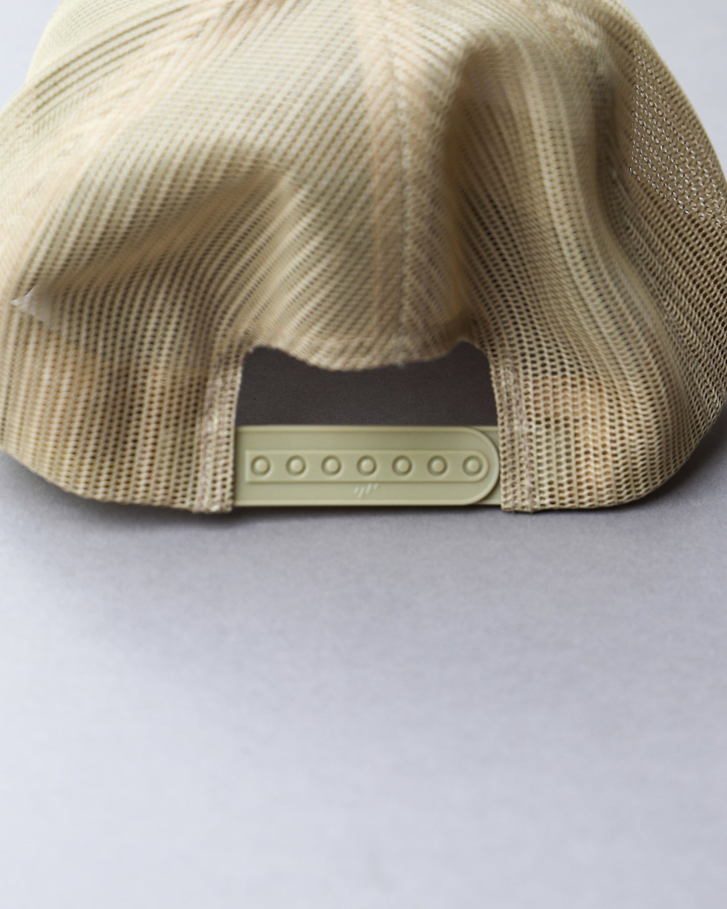 HUNTSMEN & HOUNDS PANEL LOW PRO TRUCKER CAP / KHAKI