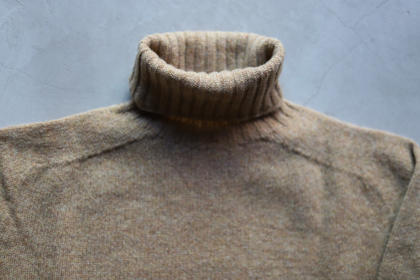 【 24FW 】Der SAMMLER × ESK IAIN ROLL NECK SHETLAND / DESERT