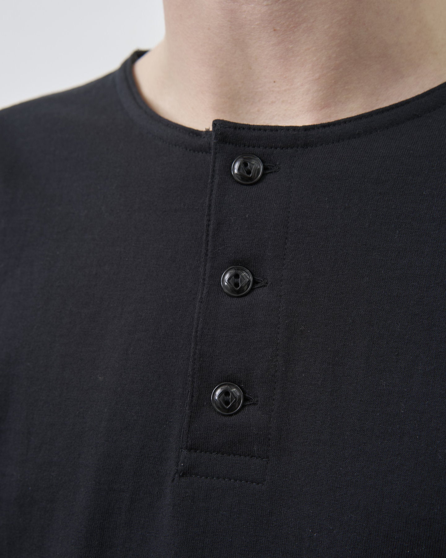 【 26SS 】BIGYANK HENRY NECK LS  TEE / BLACK