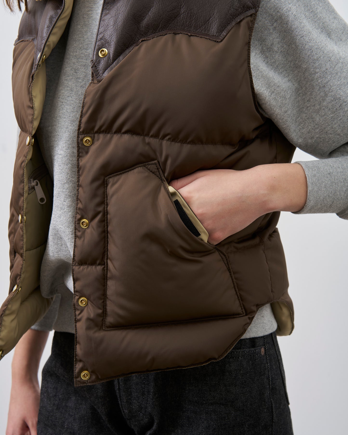 【 26FW 】RMFC CLASSICS KOURTNEY VEST / D.BROWN