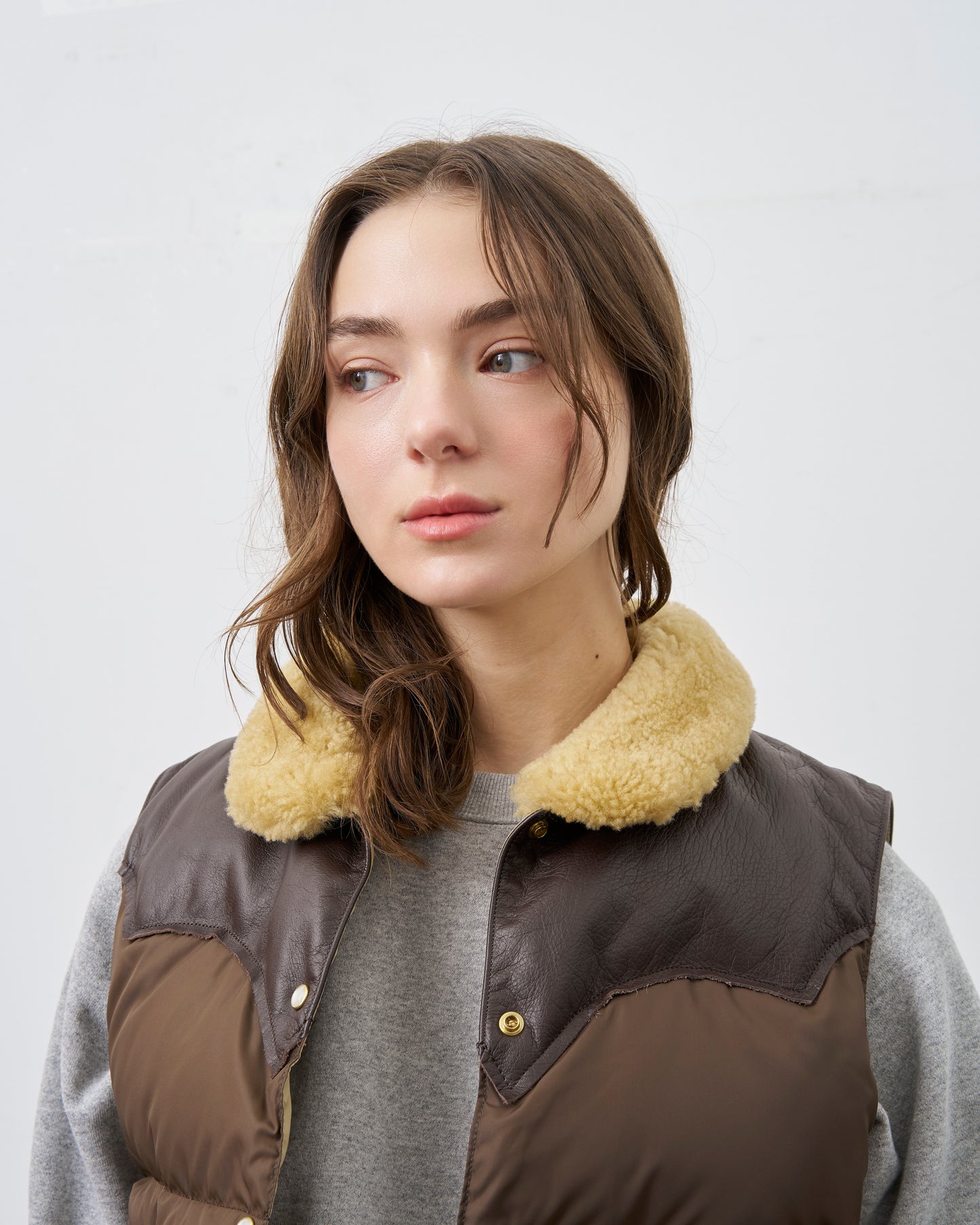 【 26FW 】RMFC CLASSICS KOURTNEY VEST / D.BROWN