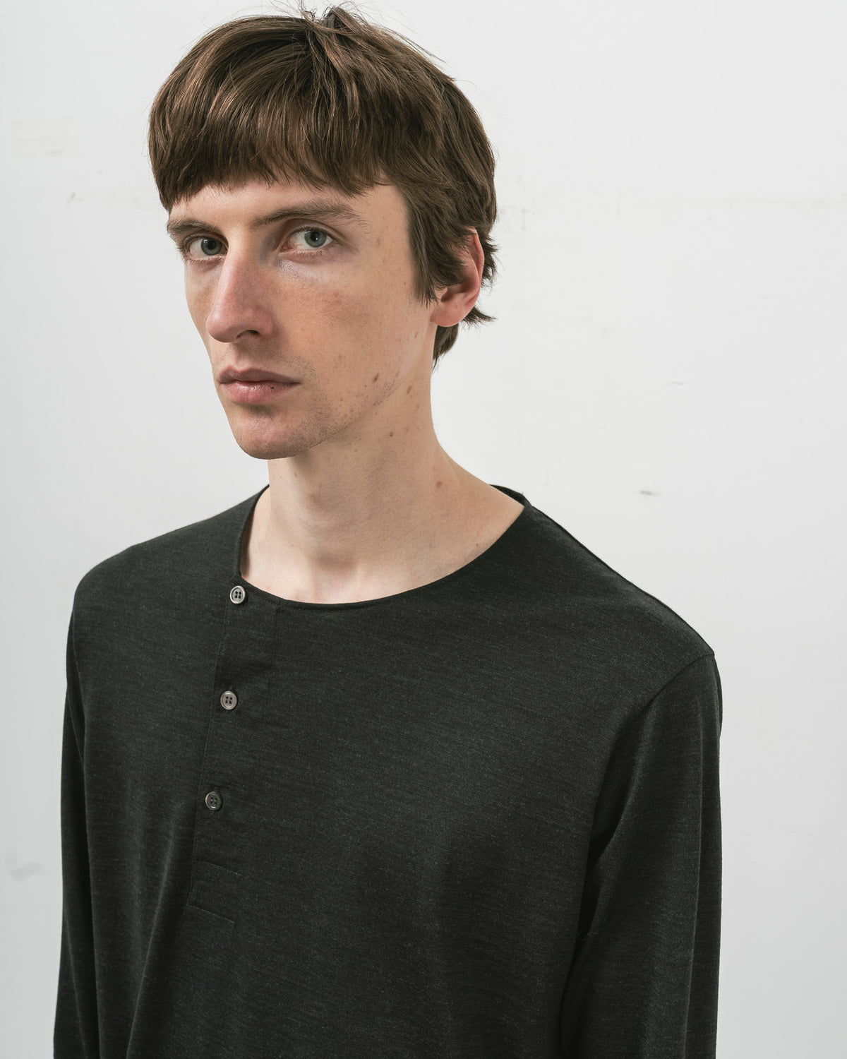 【 26FW 】 ANATOIMCA SFM RIGHT FRONT TEE / CHARCOAL