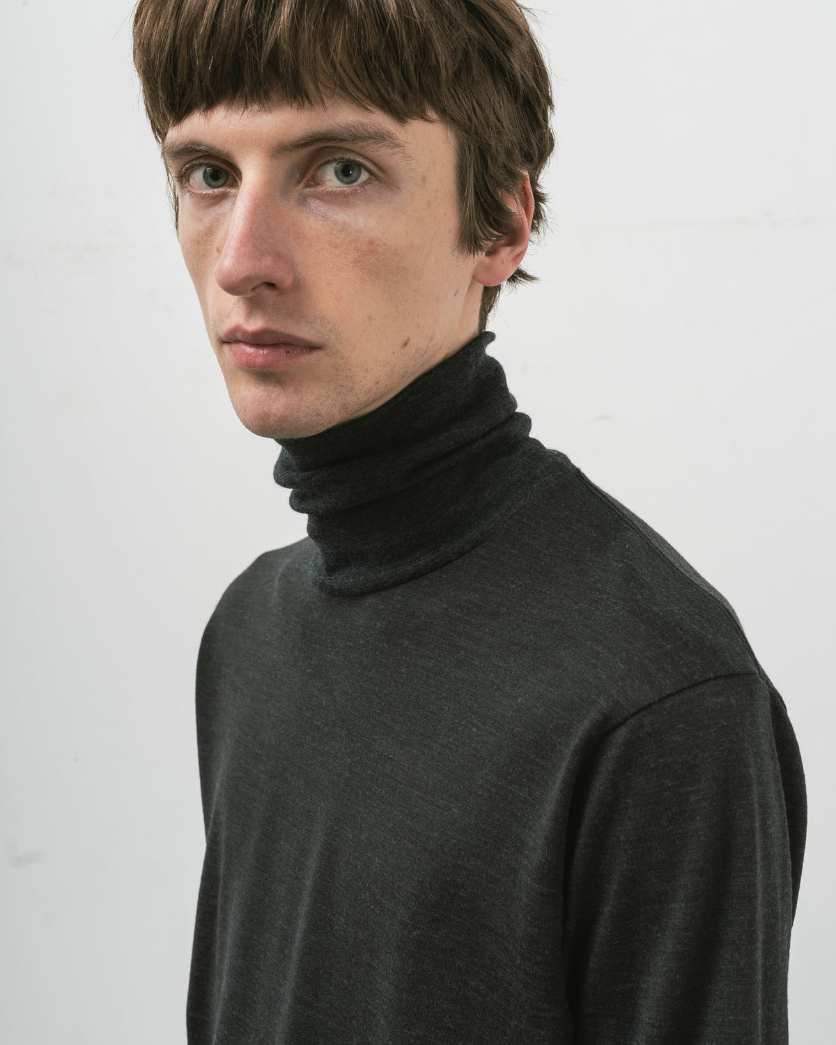 【 26FW 】 ANATOIMCA SFM TURTLE NECK TEE / CHARCOAL