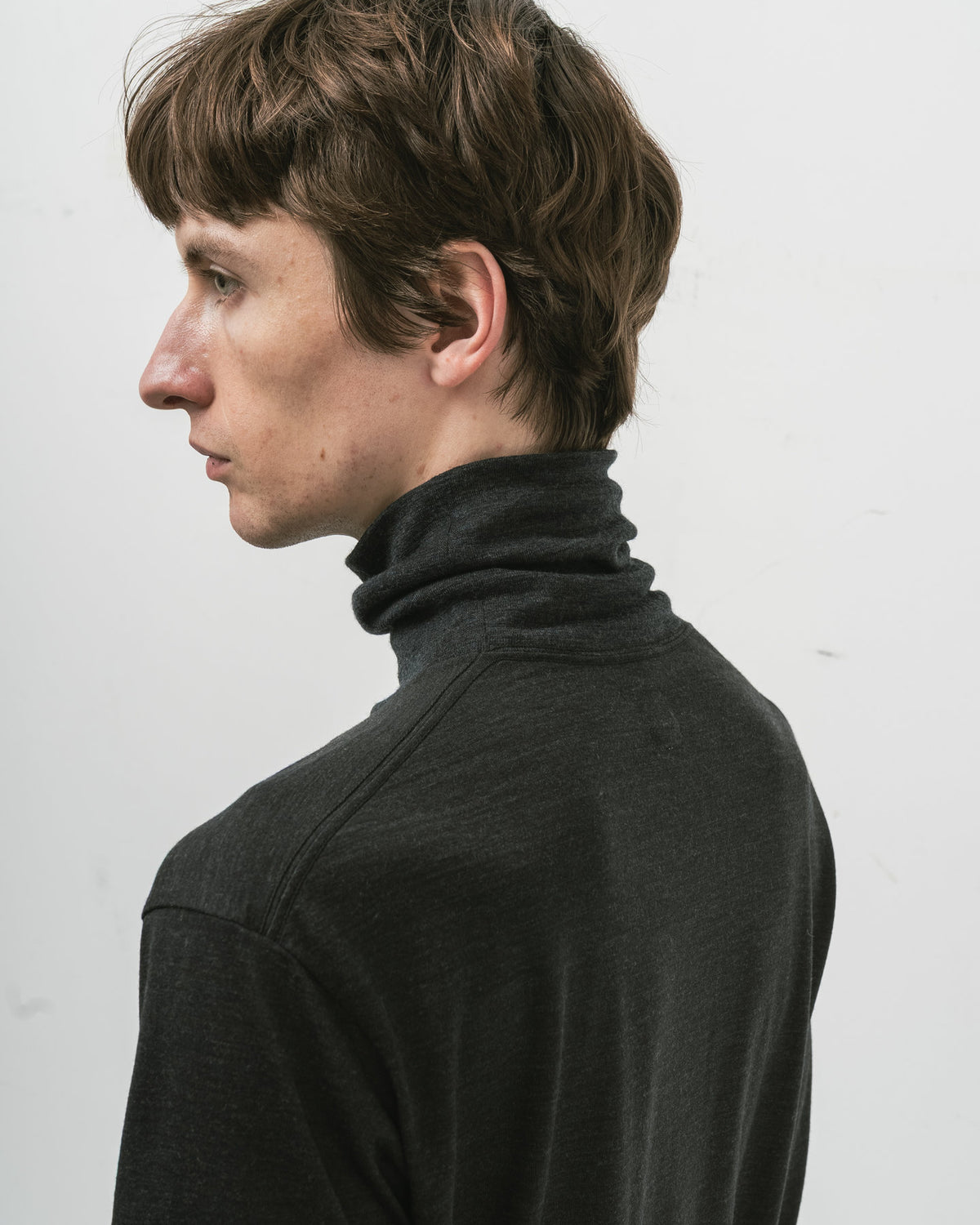 【 26FW 】 ANATOIMCA SFM TURTLE NECK TEE / CHARCOAL